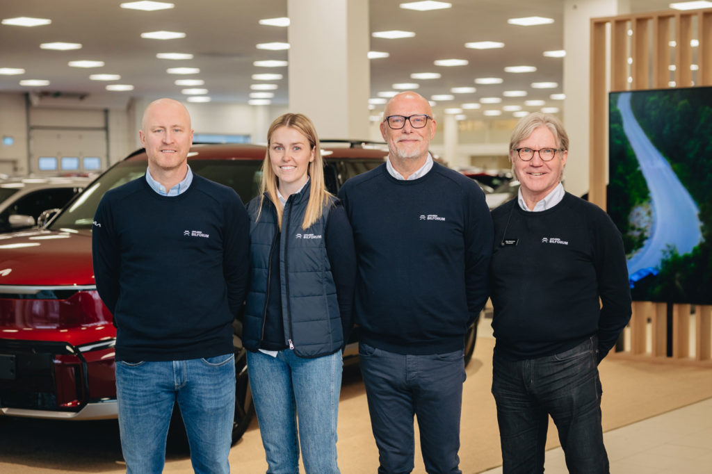 Företagssäljare team. Fyra anställda på bilfirma.